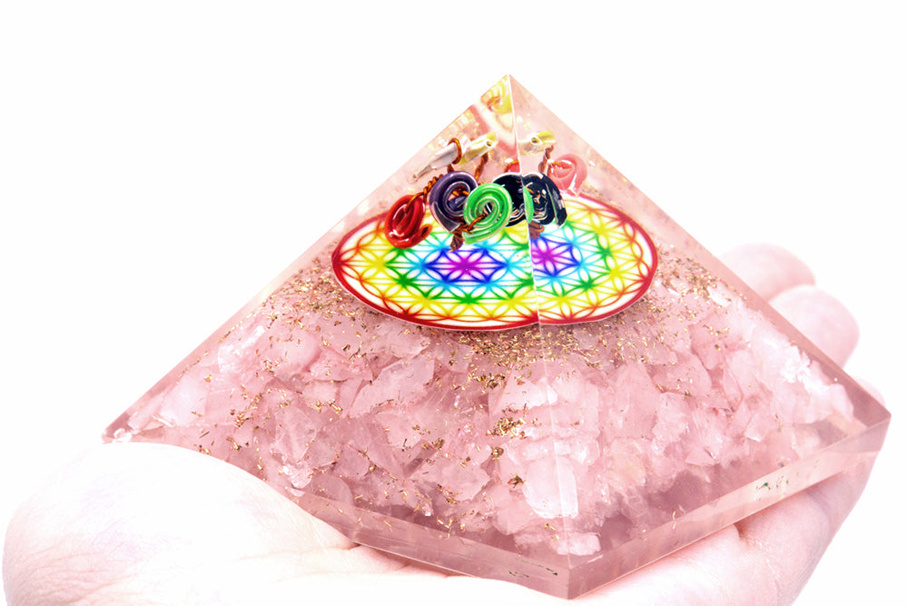 Piramide di orgonite - Quarzo rosa Fiore arcobaleno della vita - 70 mm