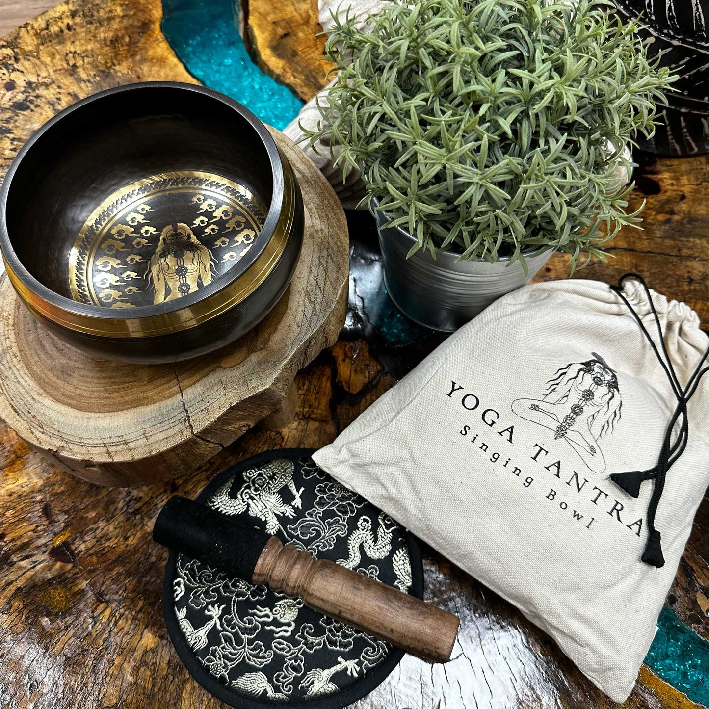 Handgehämmertes und graviertes Klangschalen-Geschenkset – 14 cm – Yogi
