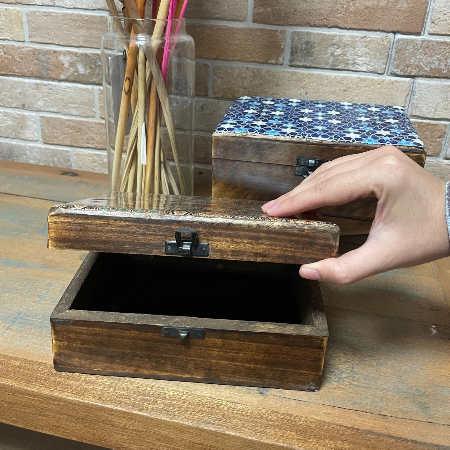 Mittelgroße Holzkiste mit Keramikglasur – 15 x 10 x 6 cm – Blaue Sterne