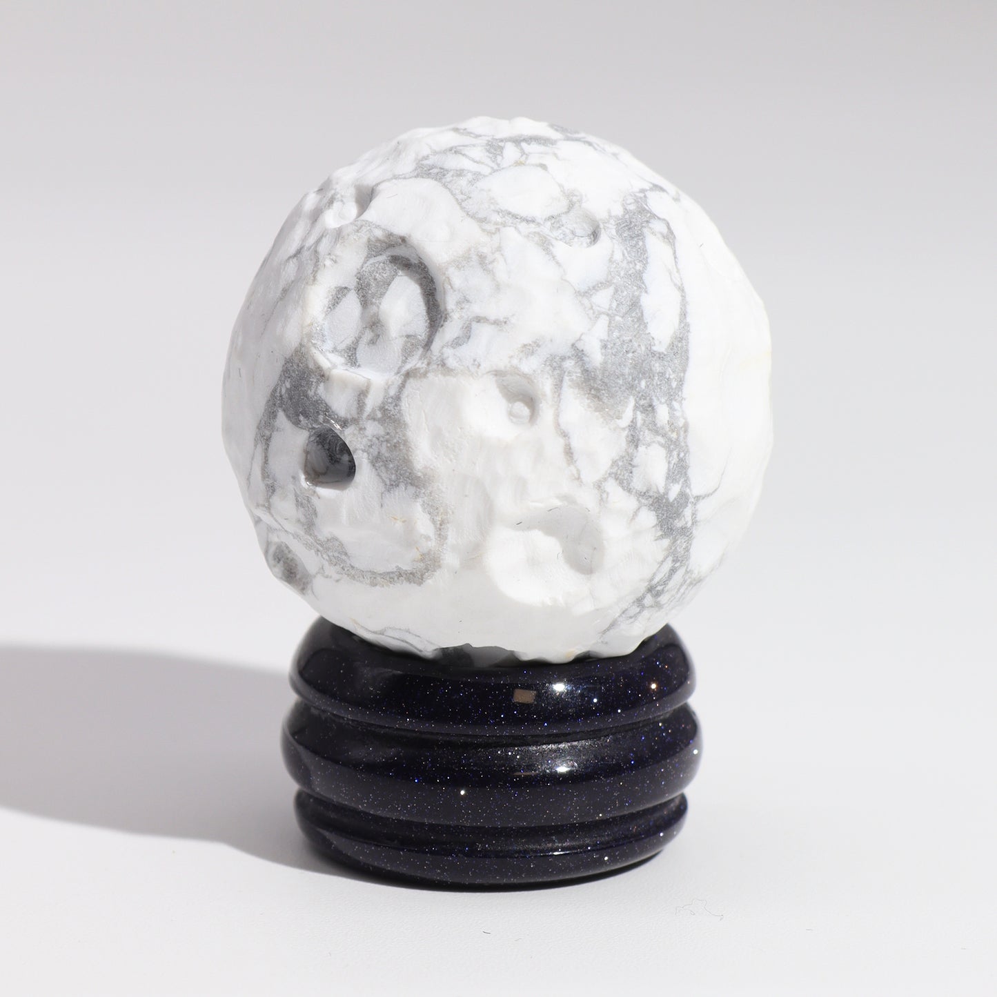 Biała planeta Howlite na stojaku Sola Goldstone - 40mm (stojak 30x15mm)