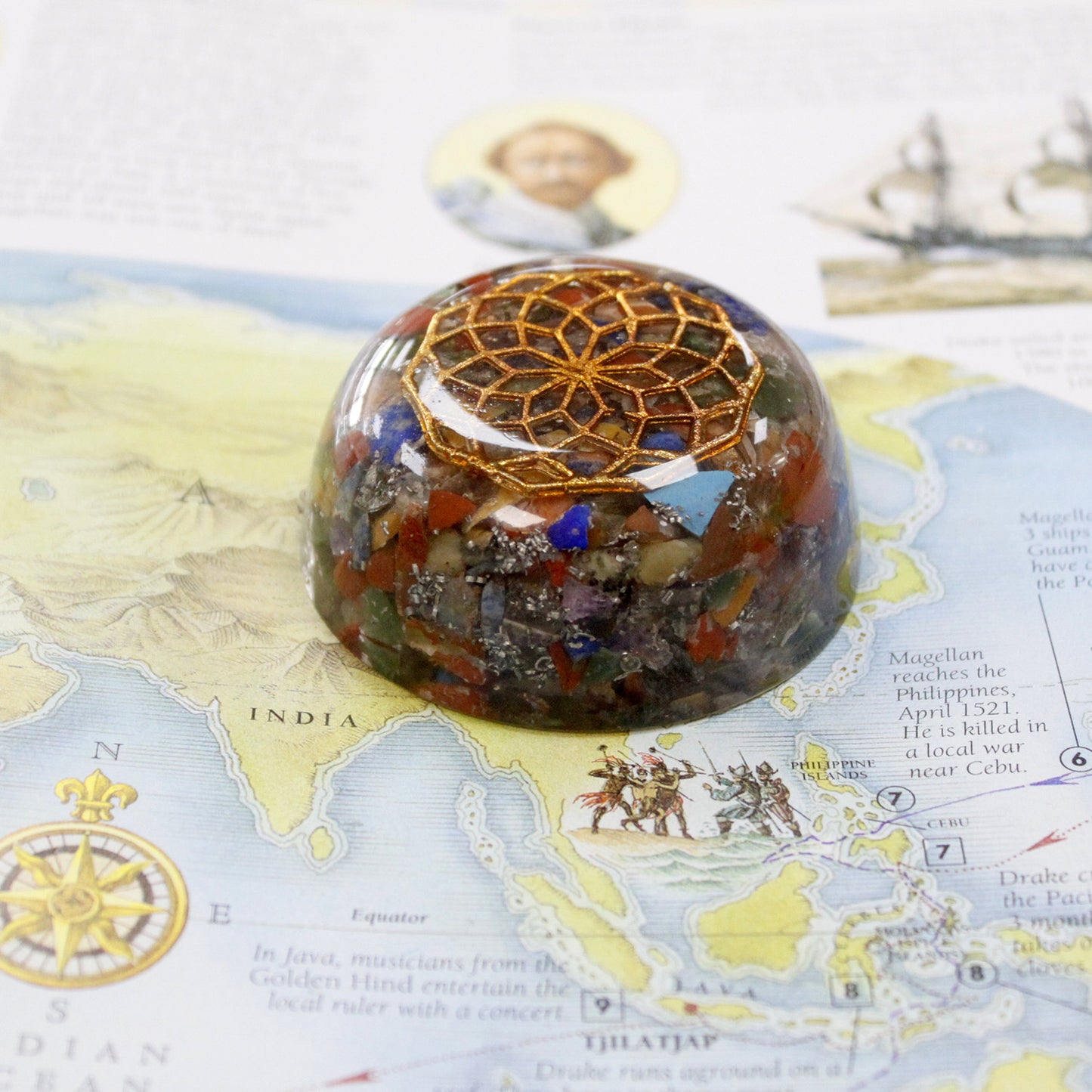 Alimentatori da tavolo in orgonite - Cupola multi pietra